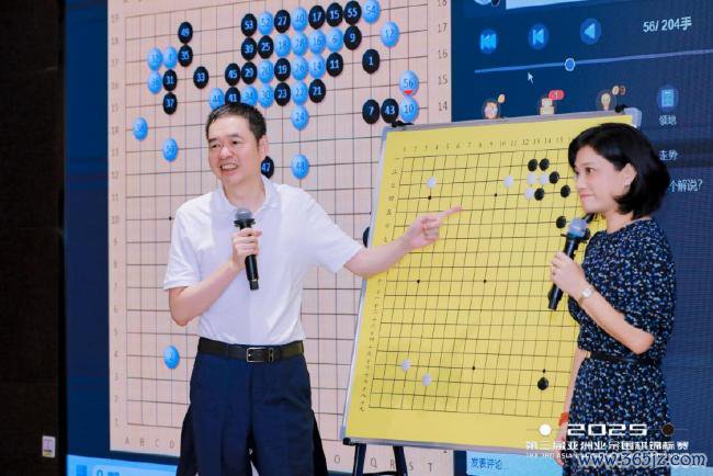 中国首位围棋天下冠军马晓春与中国女子围棋天下冠军徐莹为棋迷教师李昌镐、罗洗河实况对弈棋局